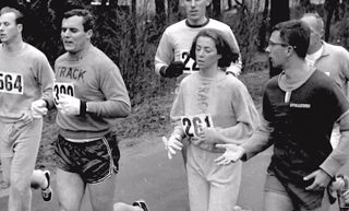 Her Story：50年後的今天，波士頓馬拉松賽的首位女參賽者Kathrine Switzer再次完成賽事