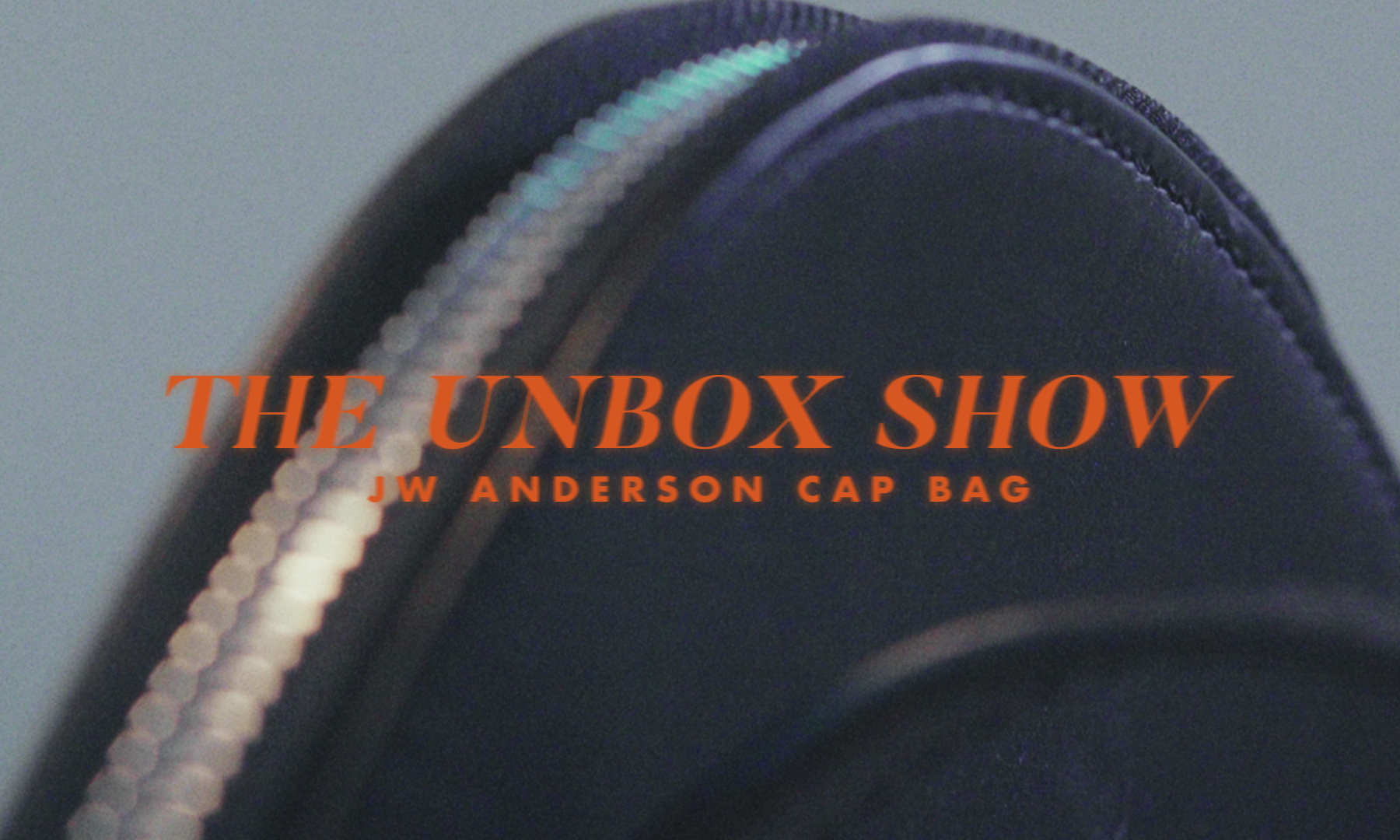 【短片】The Unbox Show：戴不下卻能背上 JW Anderson的「棒球帽」手袋
