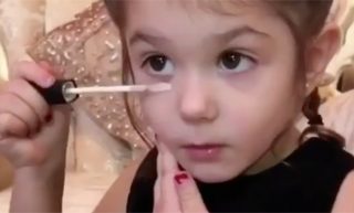 Rethinking Beauty：與其追求「假素顏」，倒不如像這位3歲的化妝大師 Liriana Dilan
