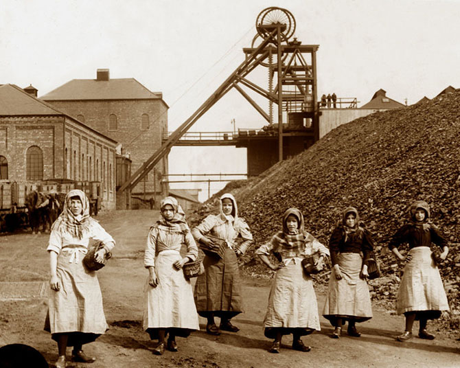 DBE35B Wigan Junction Colliery Pit Brow Lasses early 1900s