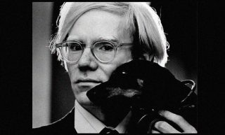 赤裸的身體、親密相擁的男性──Andy Warhol筆下的同志之愛溫柔又脆弱